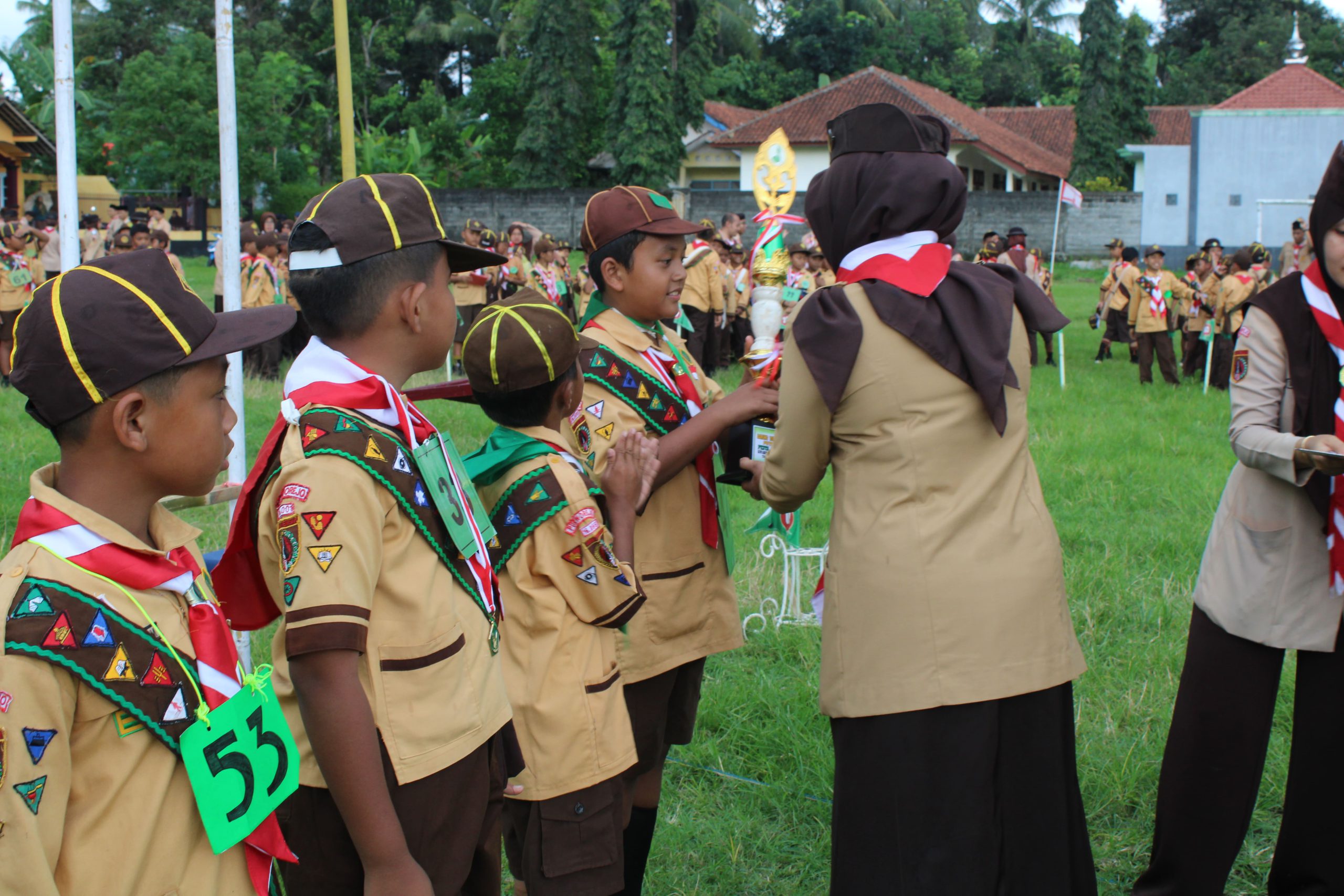 Penyerahan Piala Pesta Siaga Putra SD N Kalijambe